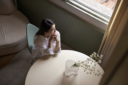 俯拍年轻女性居家生活图片