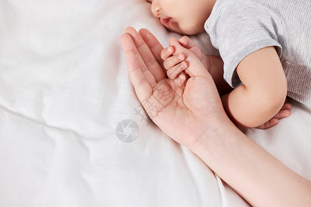 可爱宝宝睡觉握着妈妈的手图片
