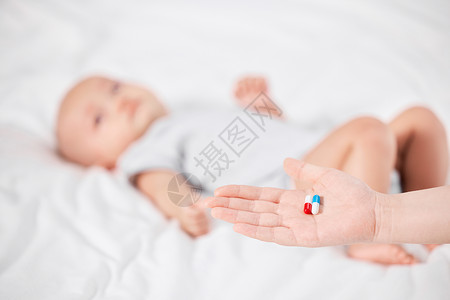 发烧宝宝生病的宝宝吃药治疗背景