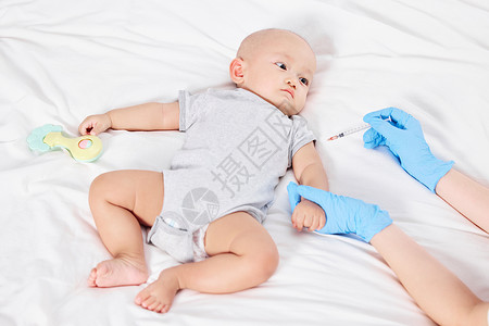 儿童疫苗宣传日可爱宝宝居家打疫苗背景