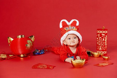 手绘红色虎年灯笼手拿元宝玩具的可爱新年宝宝背景