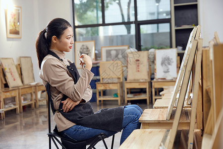 陷入思考小鸡画画时陷入瓶颈的女性表情难过背景