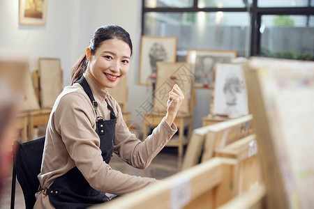 手绘螳螂形象在画室画画的女性形象背景