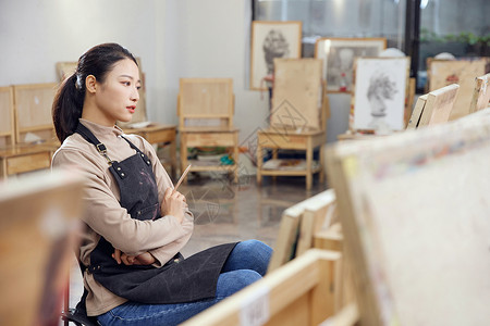 陷入思考小鸡画画时陷入瓶颈的女性表情难过背景