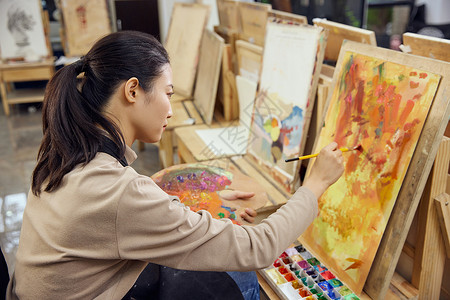 儿童水彩画正在画画的年轻女性背景