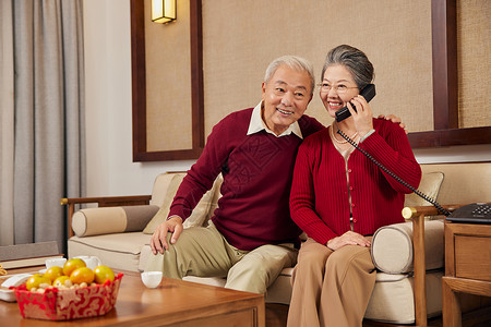 春节期间老年夫妇接听家人电话高清图片
