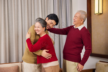 回家看看父母男青年春节回家探望父母背景