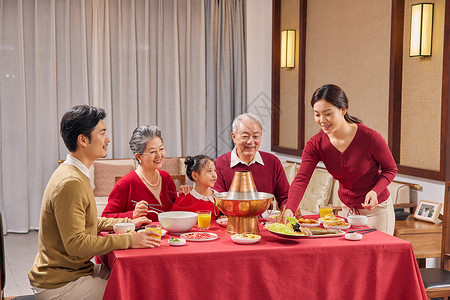 一家人春节聚餐高清图片