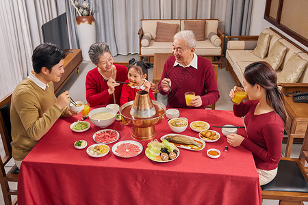 春节一家人吃年夜饭图片