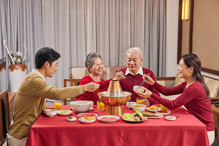 春节一家人吃年夜饭图片