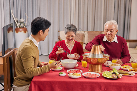 春节一家人吃年夜饭图片