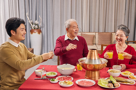 一家人春节吃年夜饭碰杯高清图片