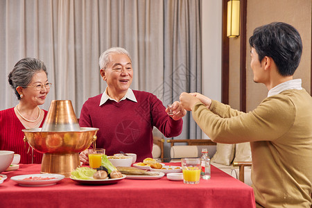 家庭礼仪一家人春节吃年夜饭敬酒背景