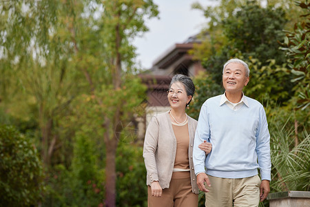 老年夫妇户外散步高清图片