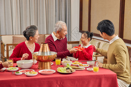 年夜饭长辈给小女孩发红包背景图片