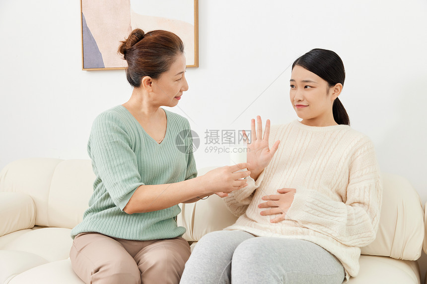 母亲居家悉心照料孕期女儿图片