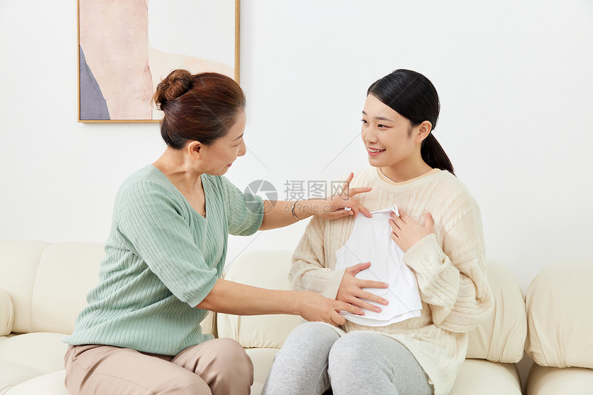 妈妈送给孕期女儿婴儿衣服图片