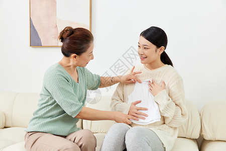 妈妈送给孕期女儿婴儿衣服图片