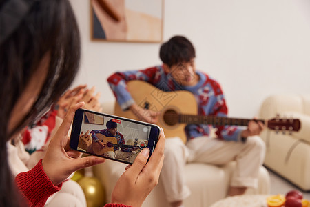 年轻人聚会过圣诞弹吉他唱歌背景图片