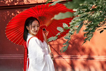 拿扇子的少女红墙前撑伞的神明少女背景