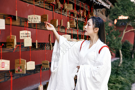 国潮标签寺庙祈福许愿的古风美女背景