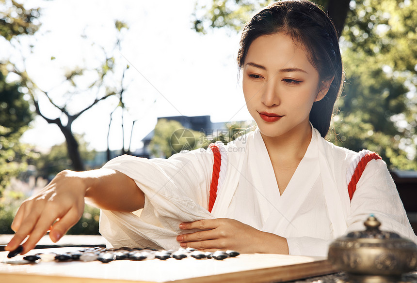 优雅和服少女户外下围棋图片