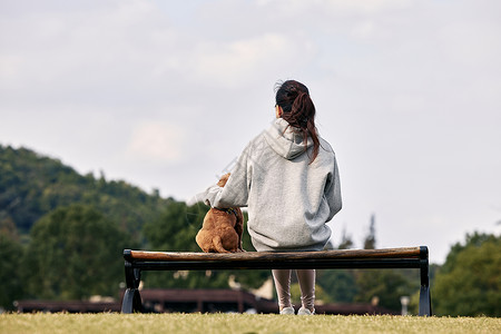 狗跑步运动少女和萌宠泰迪的背影背景