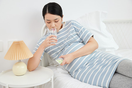 孕妇居家休息调养喝水吃保健品图片