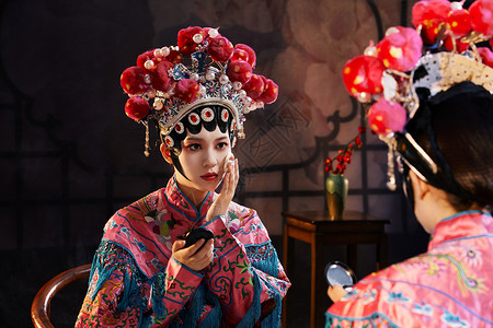 国粹戏曲京剧美女对镜使用粉底背景图片