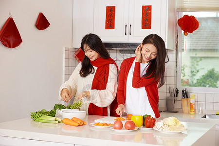 青年女性居家做饭庆祝春节图片