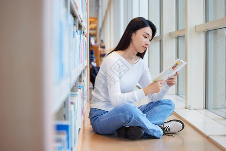 在图书馆看书学习的女大学生图片