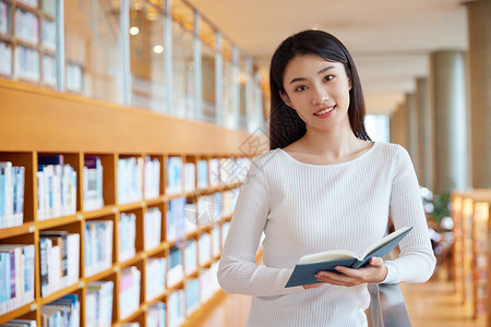 青年女性在图书馆看书图片