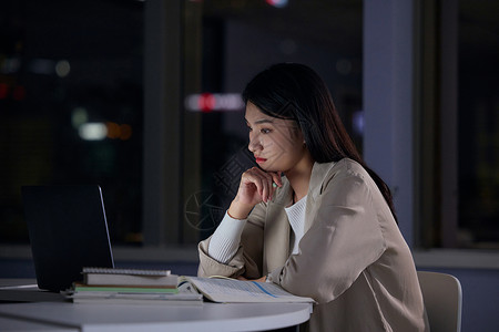 女学生深夜自习室学习备考图片