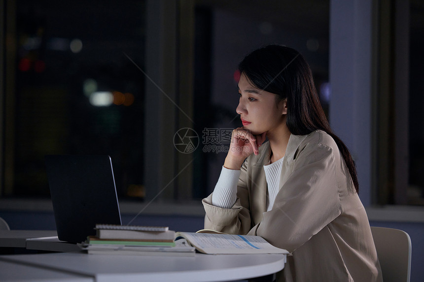 女学生深夜自习室学习查资料图片