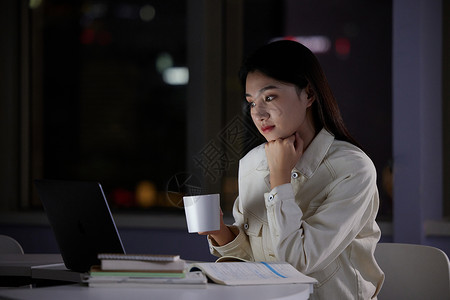 女学生深夜学习喝咖啡图片素材