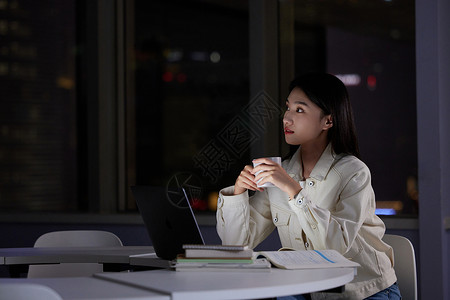 女学生深夜学习喝水图片素材