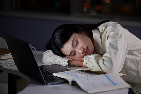女大学生熬夜自习疲惫休息图片