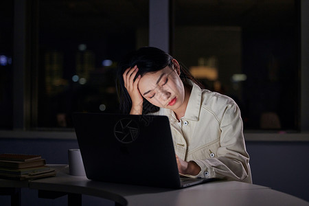 女学生熬夜复习压力大图片素材