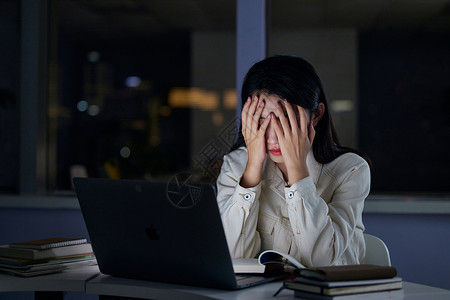 女大学生熬夜备考压力大图片素材