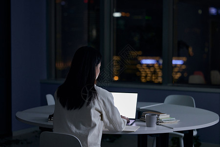 办公间熬夜备考的女大学生背景