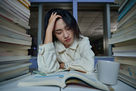 办公间女学生熬夜学习压力大背景