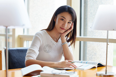 女大学生在自习室学习备考形象中国人高清图片素材