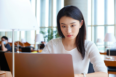 女大学生使用笔记本学习记录背景图片