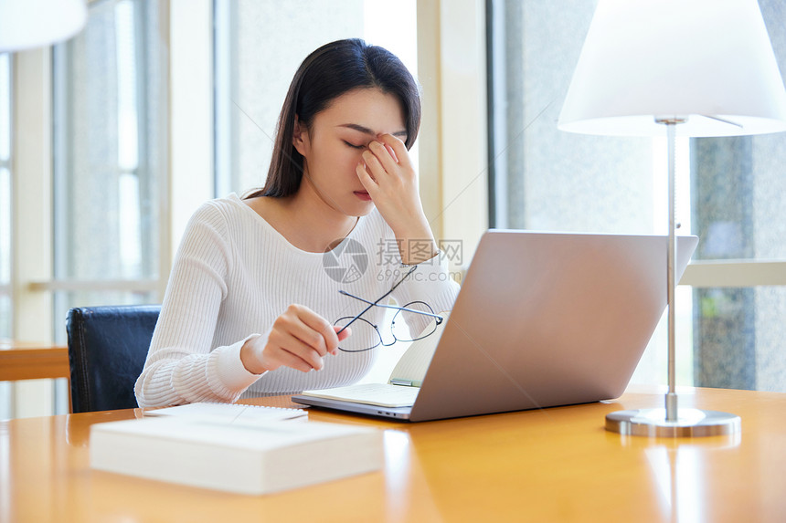 女大学生使用笔记本疲劳学习图片