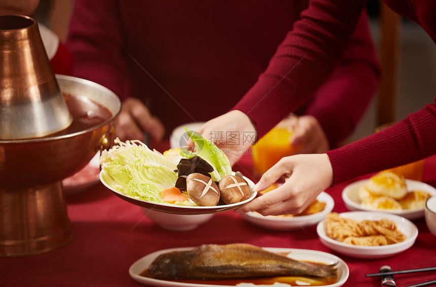 年夜饭铜锅涮肉蔬菜碟火锅美食图片
