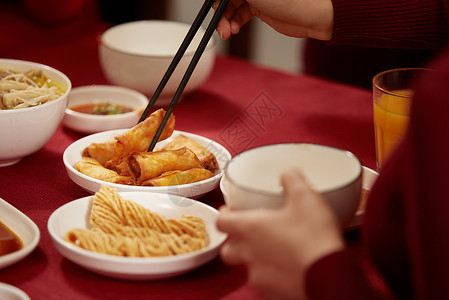 年夜饭夹春卷背景图片