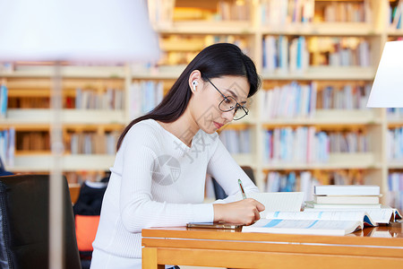 期末评语在图书馆学习的女大学生背景