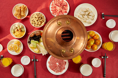 红色桌布上的年夜饭美食俯视高清图片