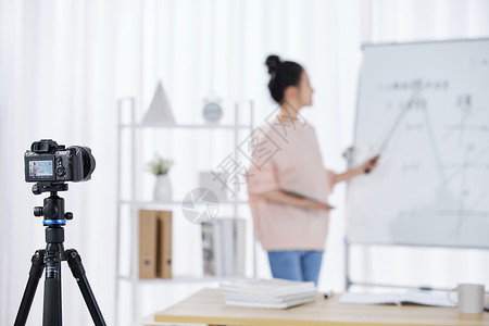 演讲照片美女数学老师在线教育直播讲课背景