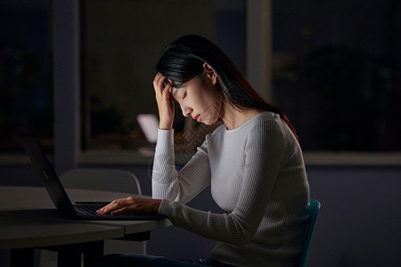 女学生熬夜备考压力大图片素材